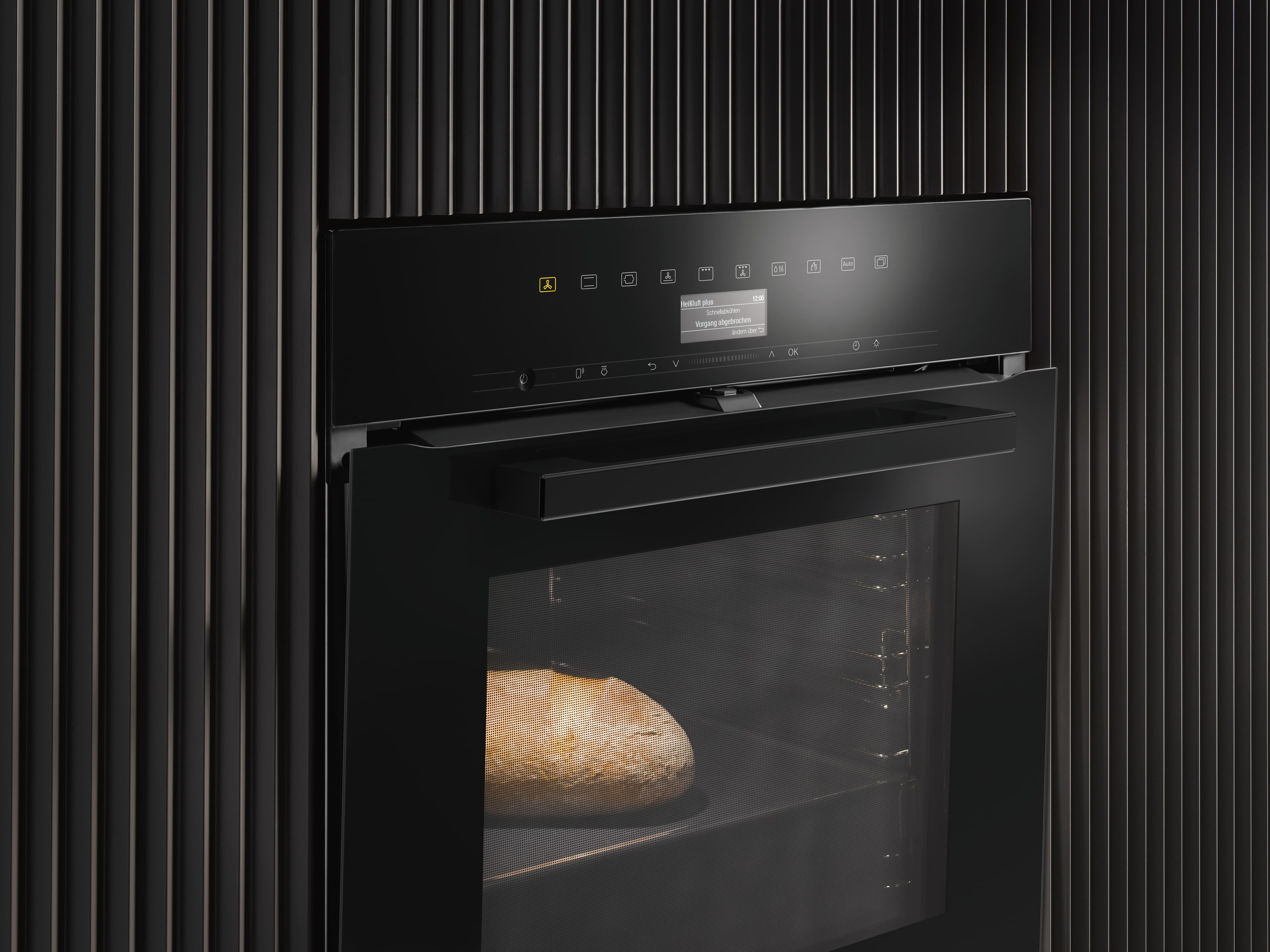 Forno con pane che cuoce