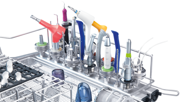 Różne narzędzia stomatologiczne umieszczone w górnym koszu urządzenia myjącego i dezynfekującego.