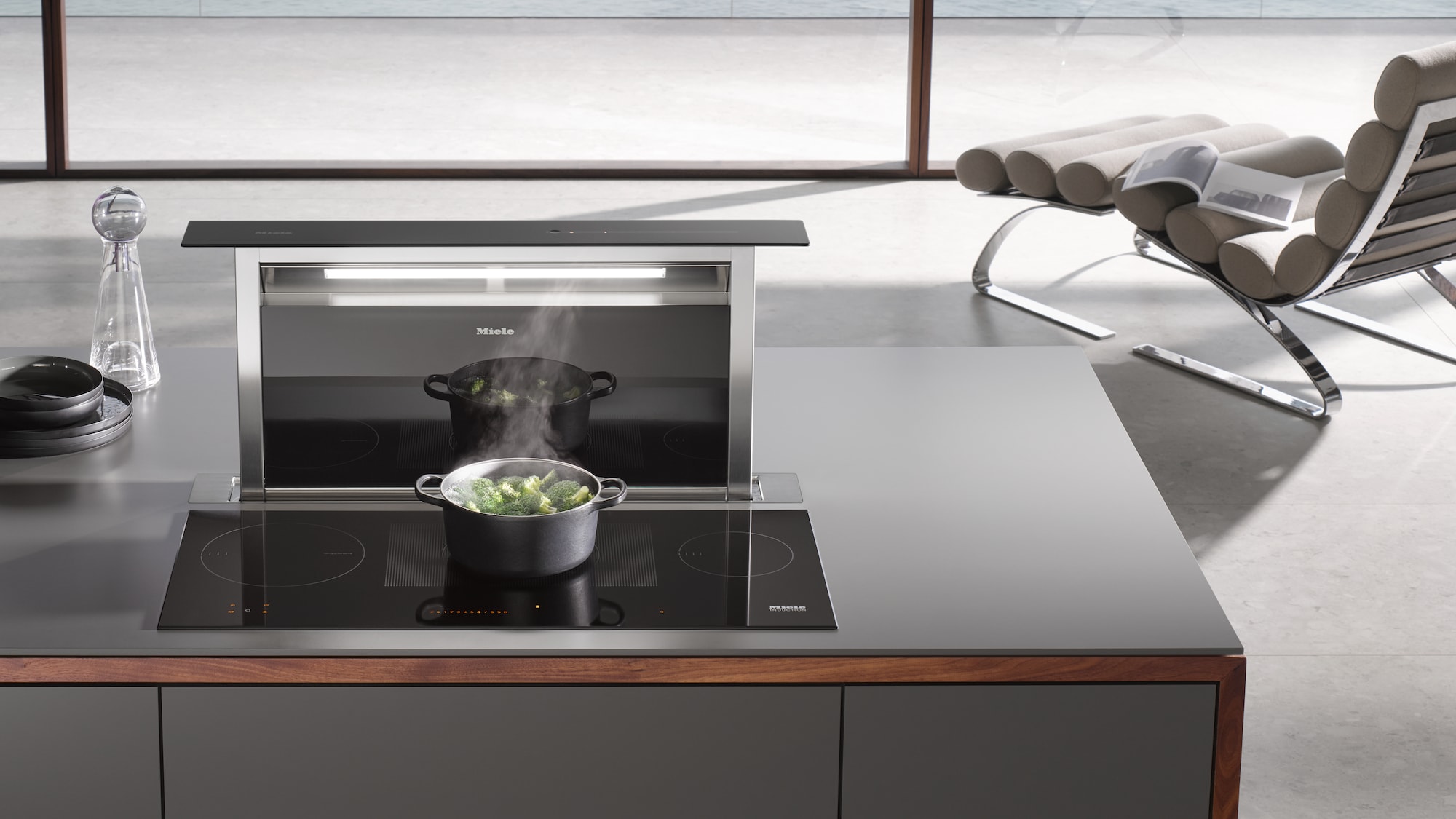 cuarto de lavado con camisas colgadas y lavadora Miele