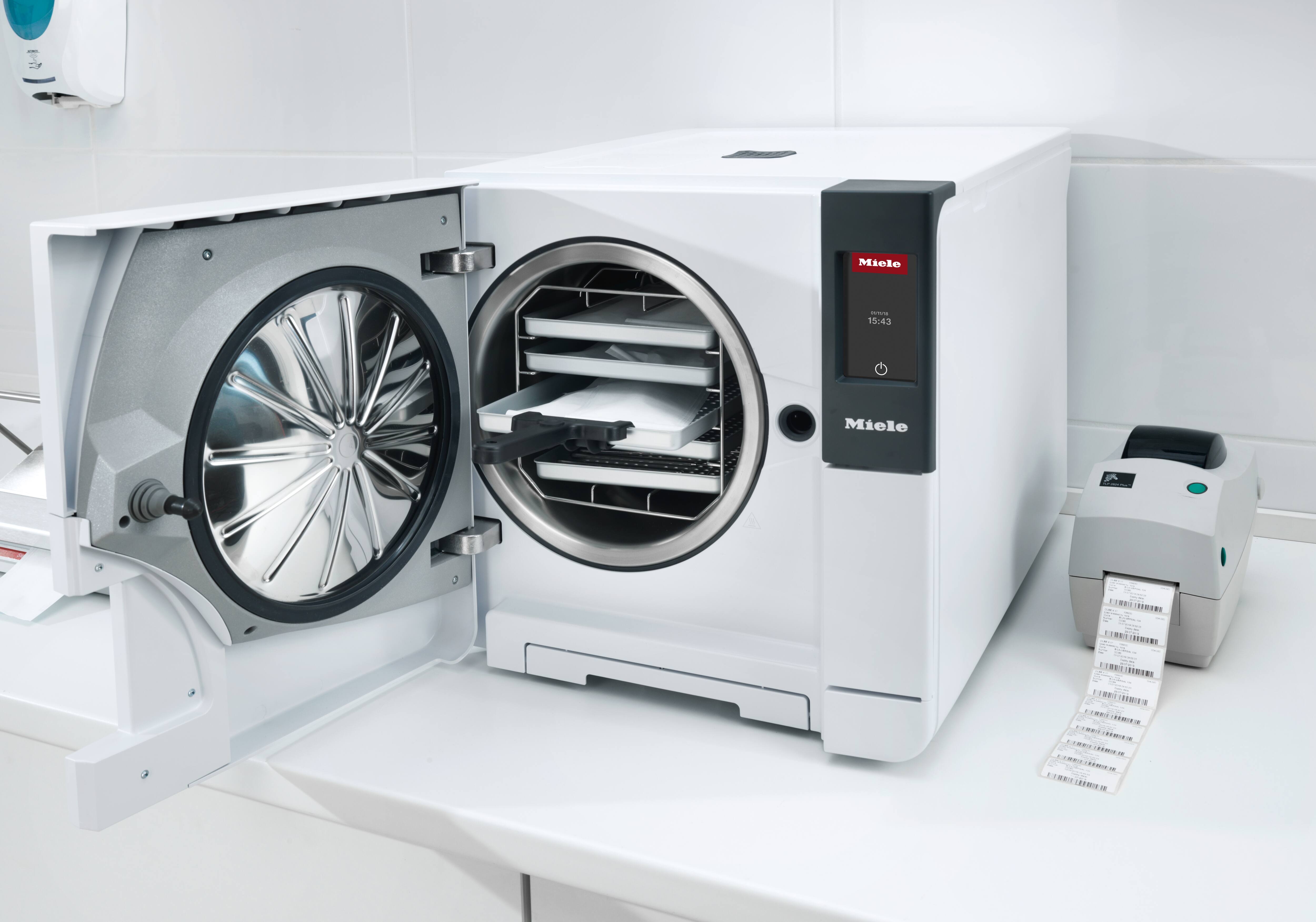 Miele Professional CUBE  Sterilisator in einem Verarbeitungsraum