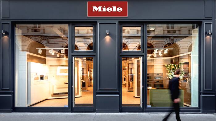La façade d’un showroom Miele avec une grande vitrine de magasin.