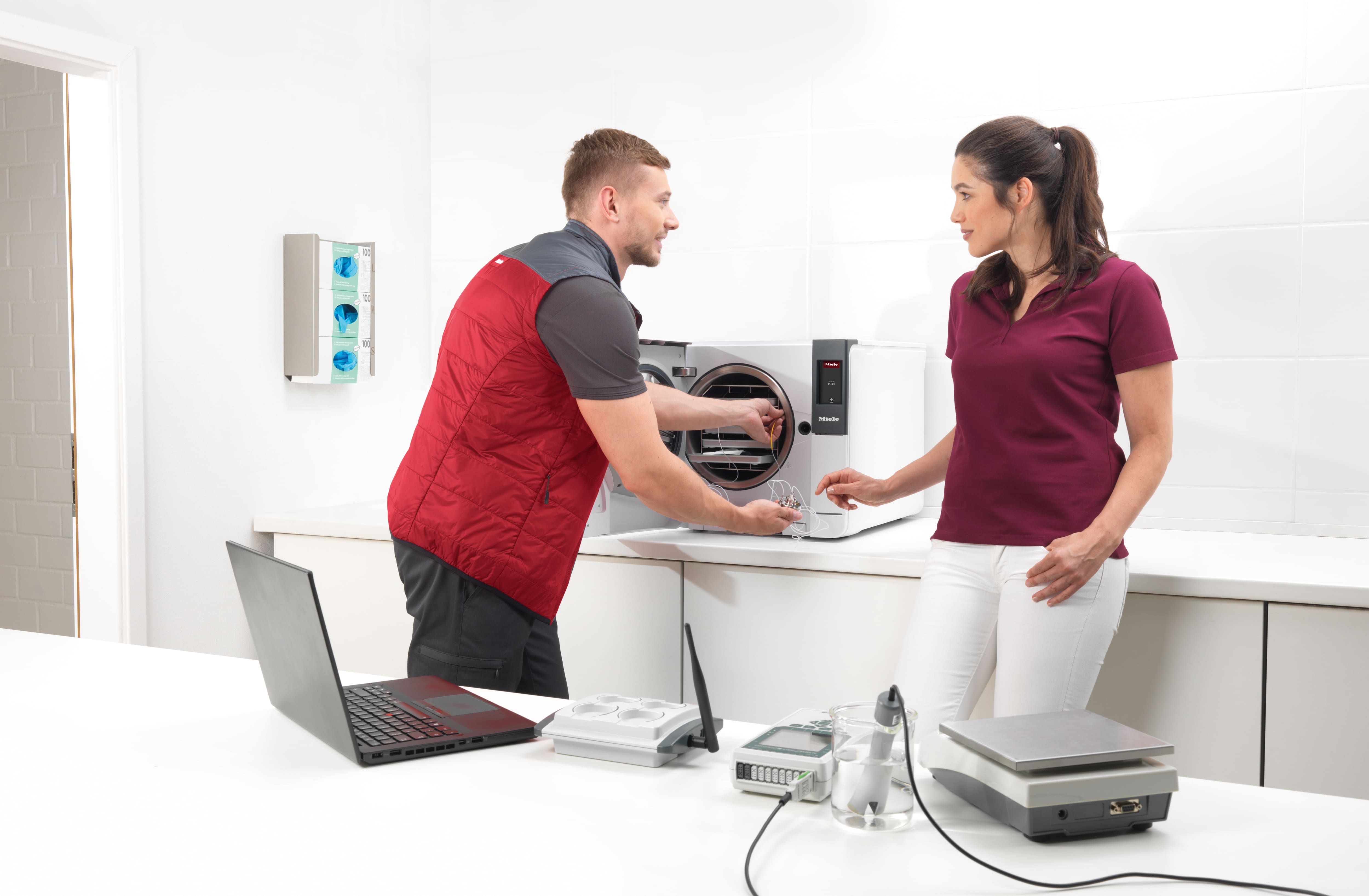 Servicetechniker prüft am Klein-Sterilisator.