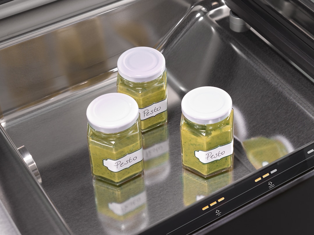 Sealing containers