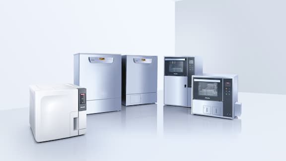 Variação de diferentes máquinas de lavar e desinfetar e um esterilizador de bancada.