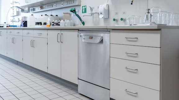 Ένα εργαστηριακό πλυντήριο απολύμανσης Miele PG 85 βρίσκεται σε μια εργαστηριακή μονάδα της Symrise.
