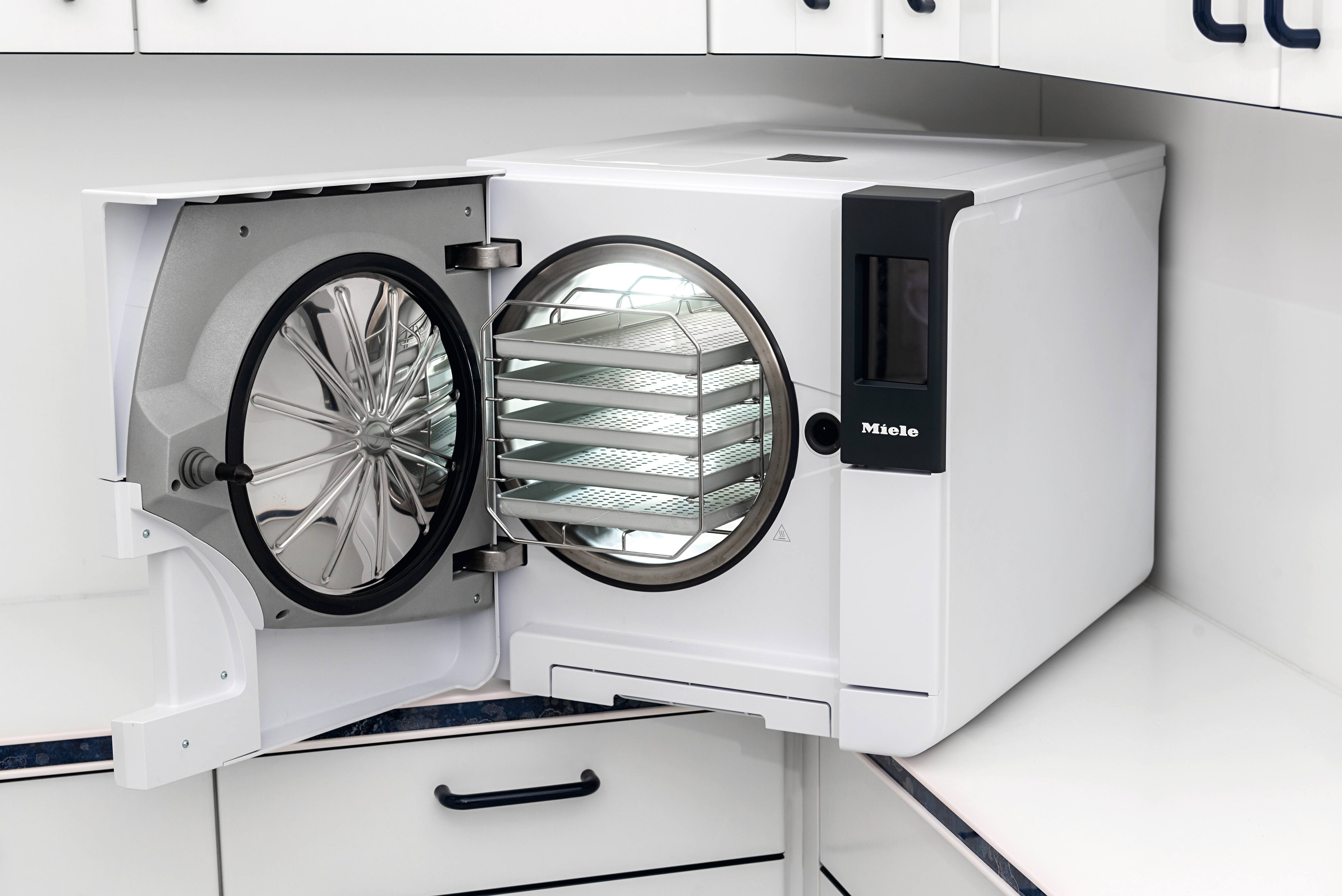 Geöffneter Miele Professional Dental Cube auf Arbeitsplatte.