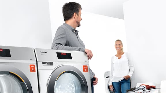 Mand læner sig op ad Appwash-vaskemaskine