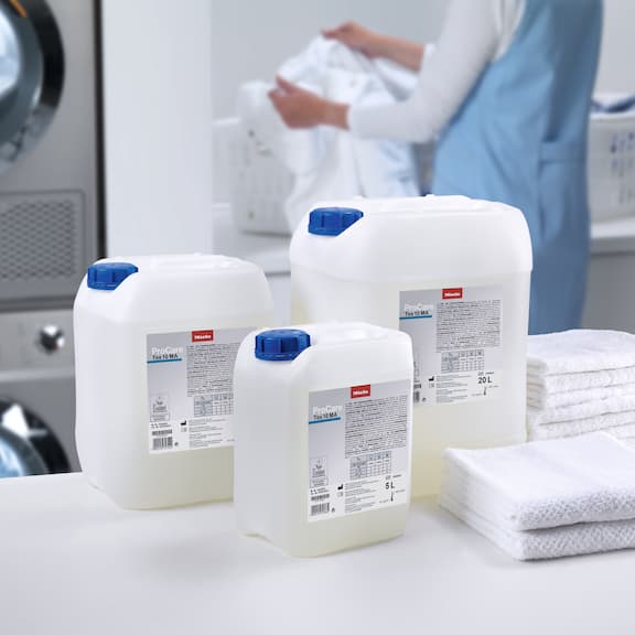 Ένα άτομο τοποθετεί μια ταμπλέτα ProCare Shine στη θήκη διανομής ενός πλυντηρίου πιάτων καθαρού νερού.