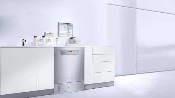 Reinigungs- und Desinfektionsgerät im Aufbereitungsraum mit Prozesschemie.
