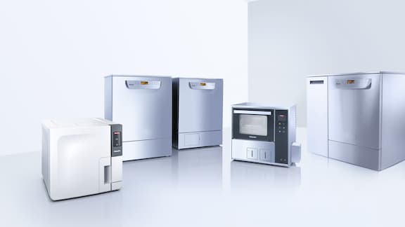 Variasjon av ulike vaskedekontaminatorer og en bordautoklav.