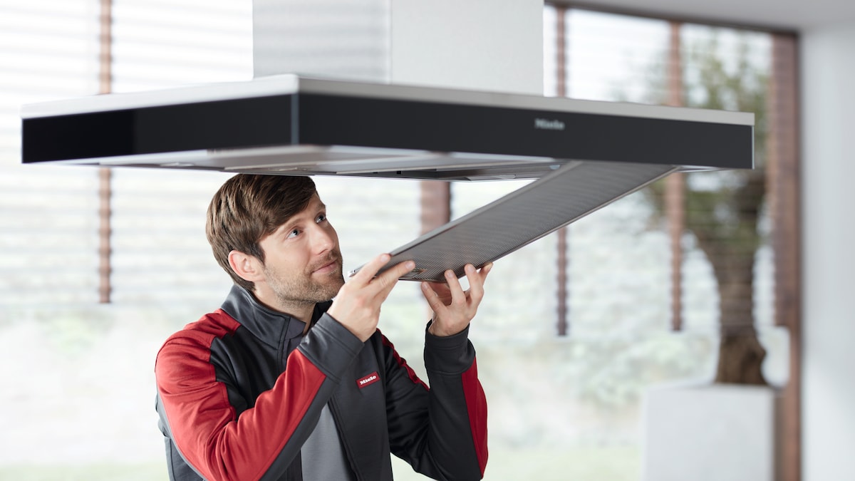 Miele expert repairing Miele hood