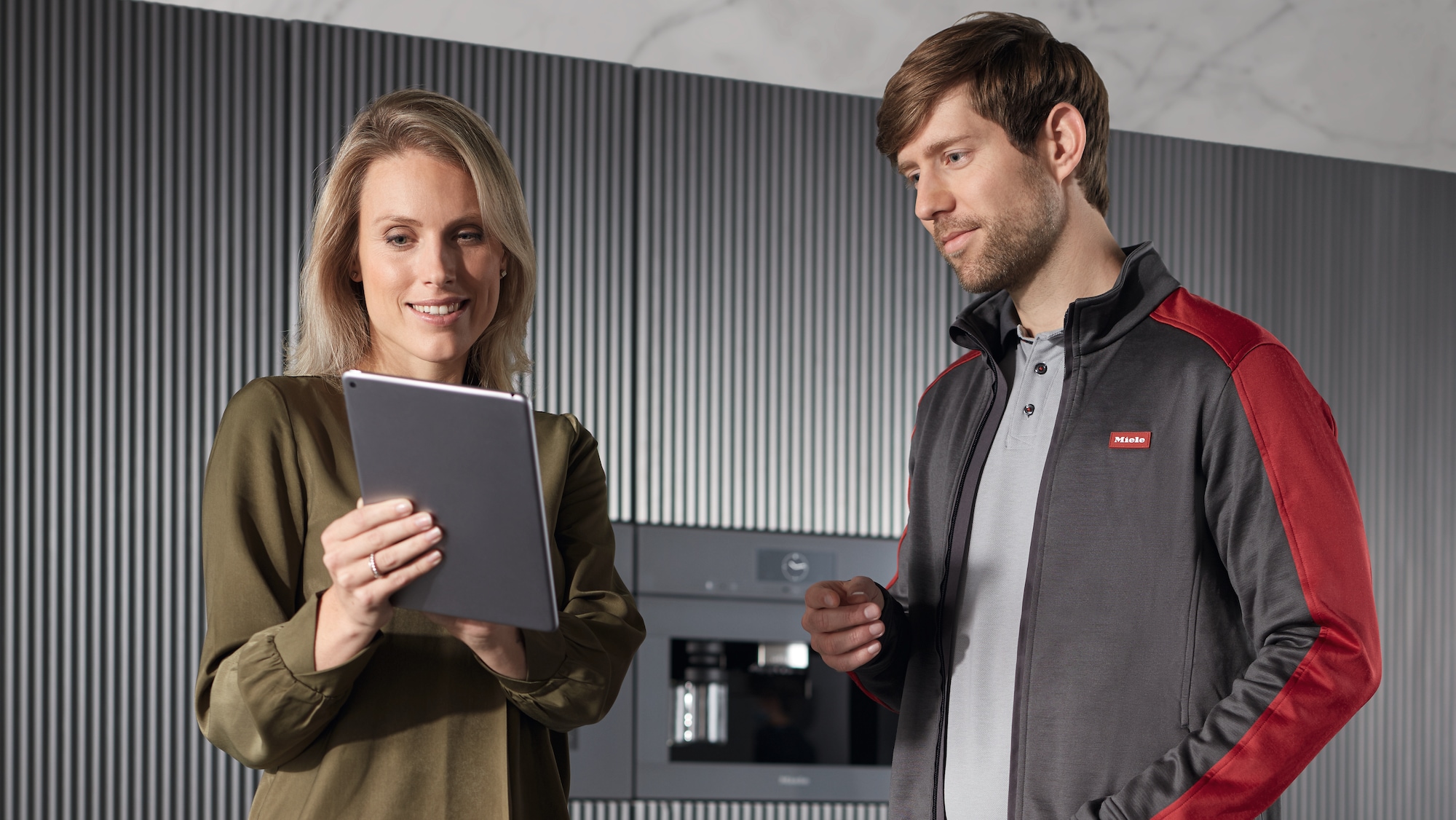 Cheff with consumers having coffee from a Miele coffee machine