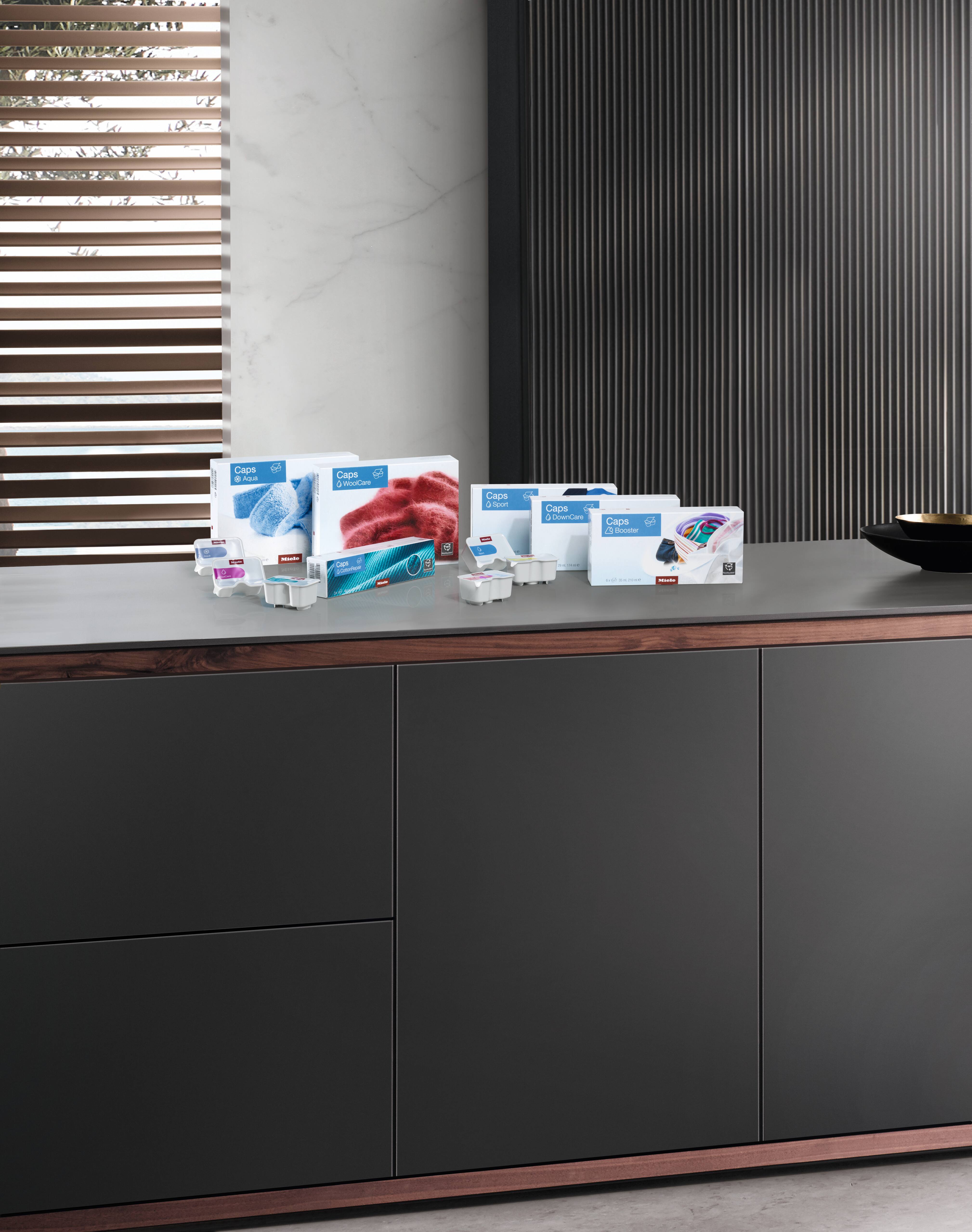 Kapsułki do prania Miele na blacie w nowoczesnym wnętrzu