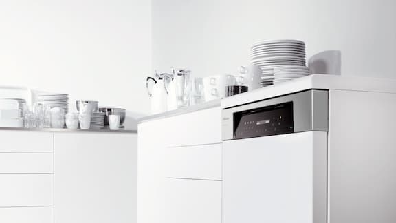 Un lave-vaisselle à capot, 2 lave-vaisselle à surchauffeur et un lave-vaisselle à eau renouvelée alignés sur un fond blanc 