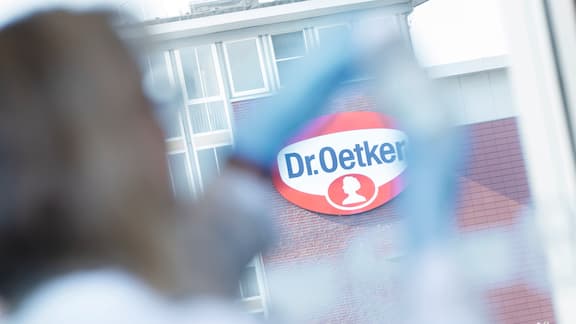 Het logo van Dr. Oetker op het gebouw