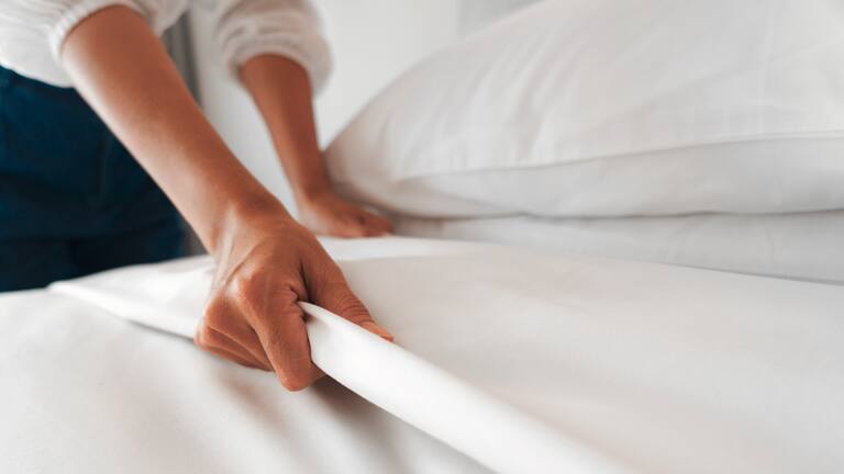 Egy szállodai alkalmazott megvet egy ágyat