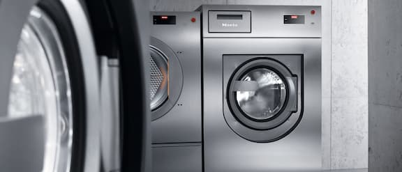 Benchmark Performance Plus-tvättmaskiner i tvättstugan.