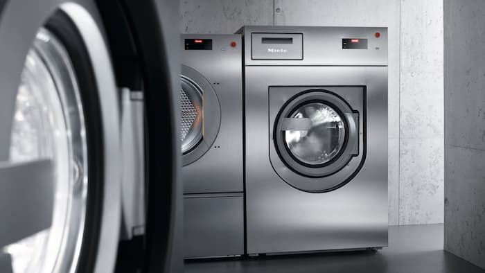 Benchmark Performance Plus ‑pyykinpesukoneita pesutuvassa