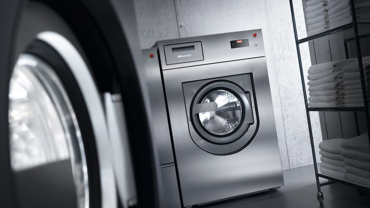 Foto van een professionele droogkast en professionele wasmachine van Miele Professional in een onverzadigde kleur