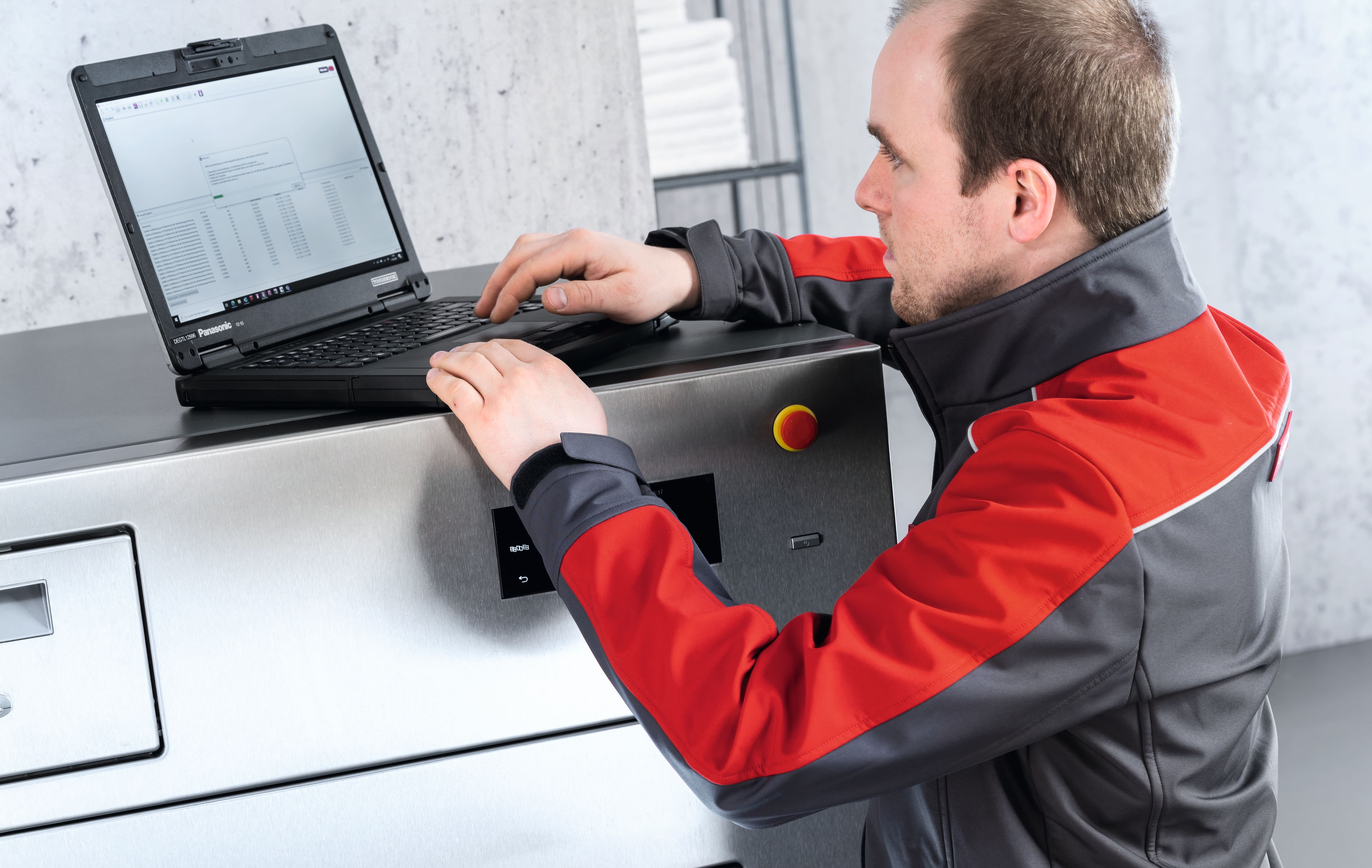 Un técnico del Servicio Post-venta asesora a una enfermera.