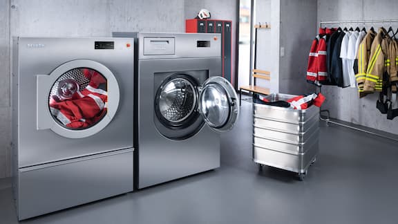 Fylld Miele Professional-tvättmaskin i brandstation.