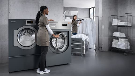 Immagine di una lavanderia con due lavatrici Miele di diverse dimensioni