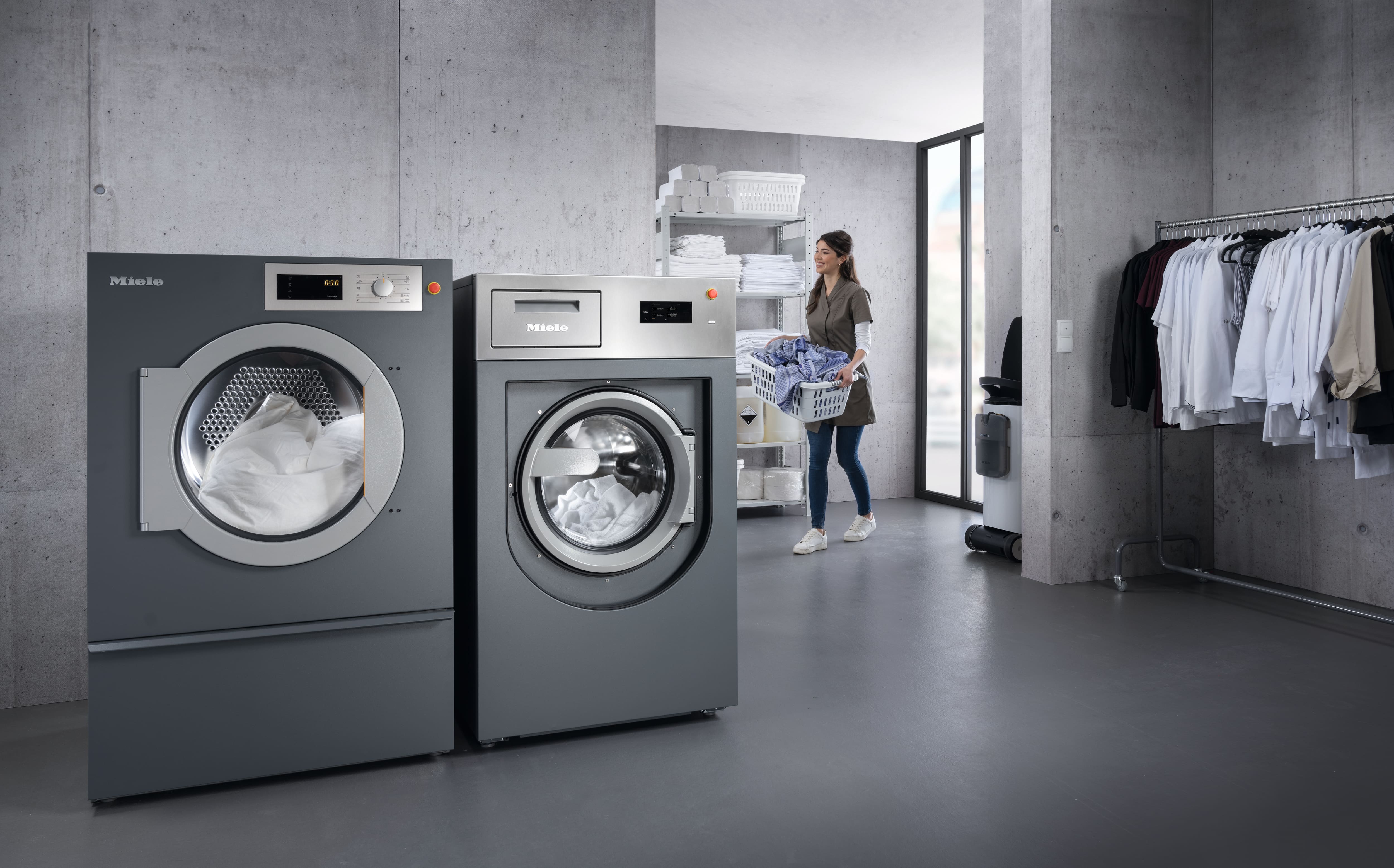 Nové sušičky s tepelným čerpadlem v profesionální prádelně.