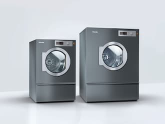 Deux sèche-linge Miele dans une pièce blanche