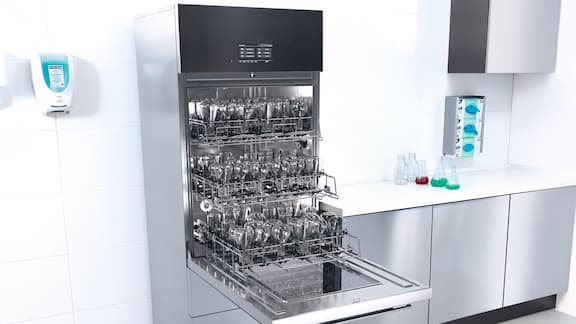 Lavadora de laboratorio SlimLine abierta y cargada situada en una sala de limpieza.