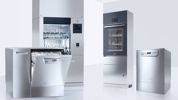 Nagy és kis laboratóriumi mosogatógépek változatai.