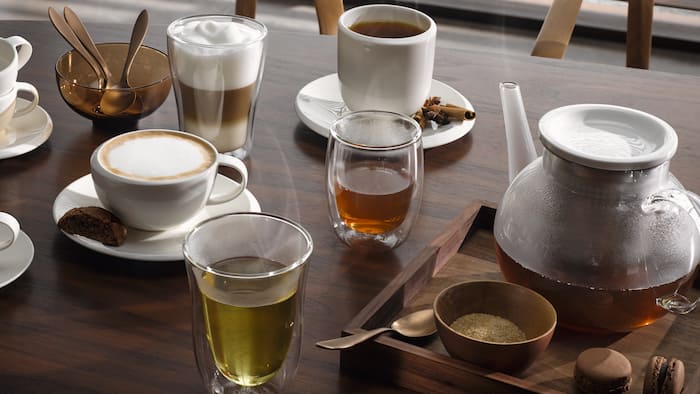 Foto van een tafel met diverse thee- en koffiespecialiteiten