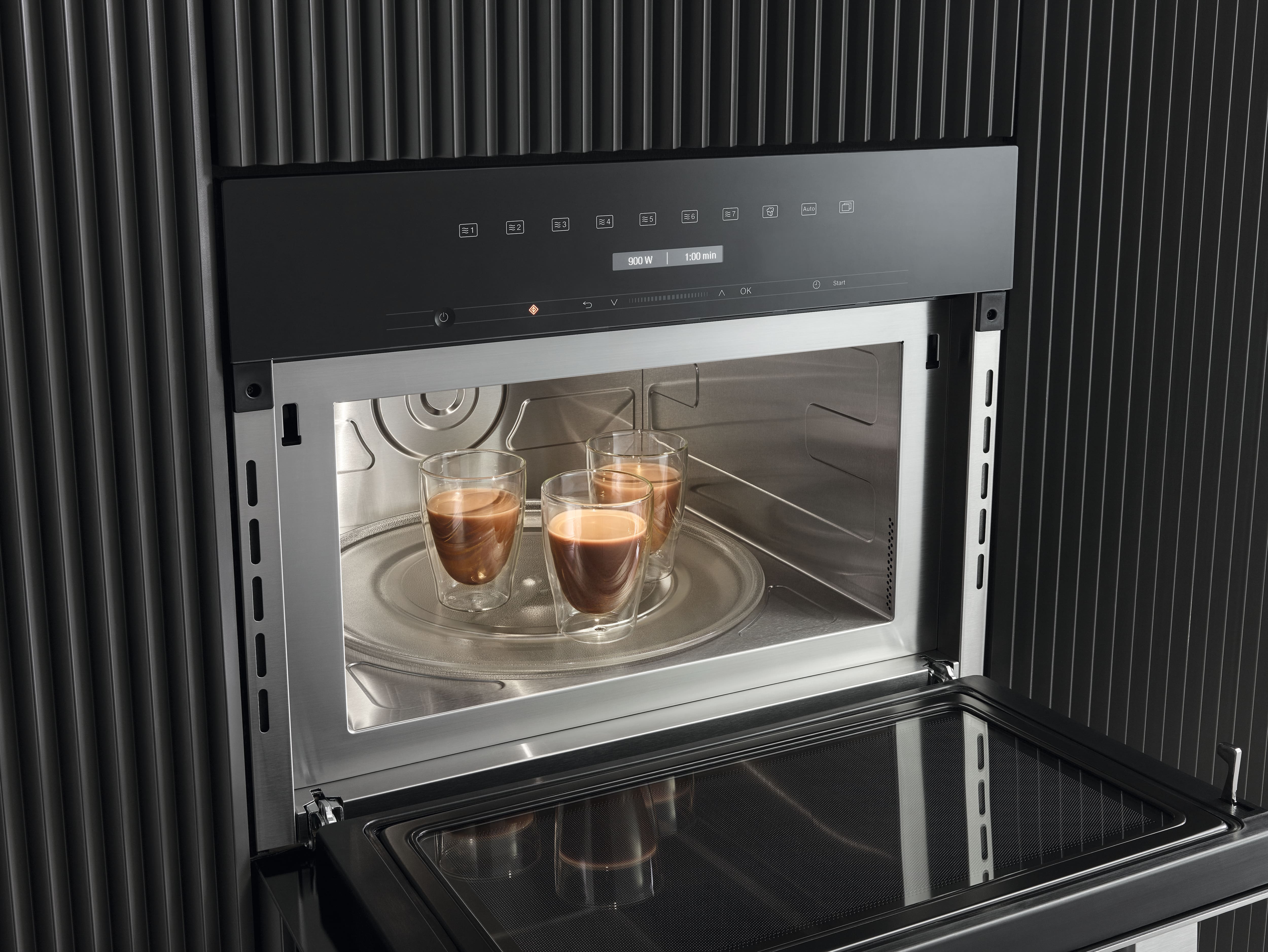 Oud assortiment Miele magnetron, waarin 3 kopjes koffie staan opgesteld. Oud assortiment Miele magnetron, waarin 3 kopjes koffie staan opgesteld.