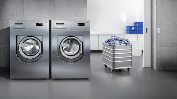As máquinas de lavar roupa industriais da Miele Professional em ambiente esterilizado.