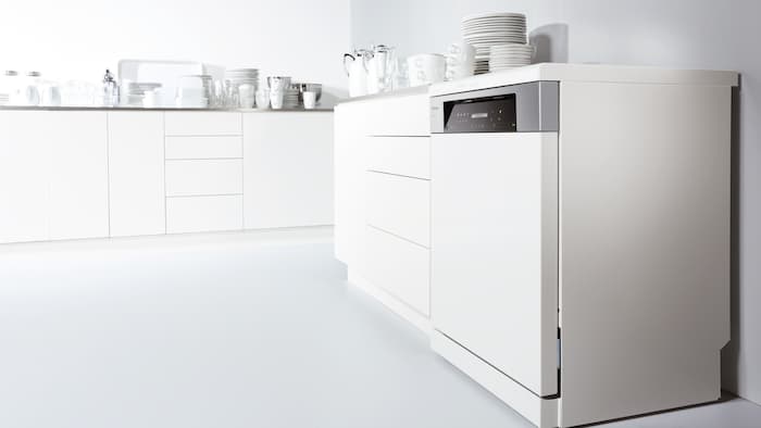 Πλυντήριο πιάτων Miele Professional MasterLine PFD 404 σε ουδέτερο φόντο. 