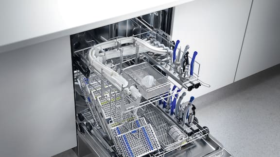 Termodezynfektor Miele Professional załadowany narzędziami stomatologicznymi