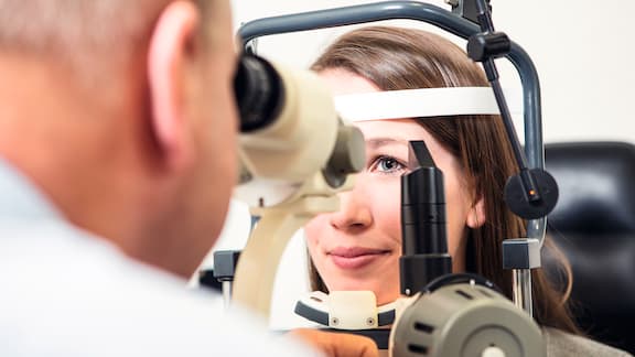 Vyšetření oka ženy očním lékařem.