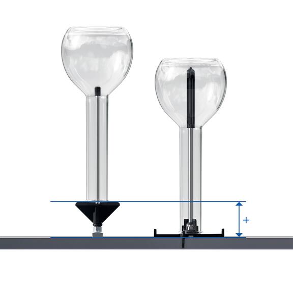 Zwei Düsen bestückt mit Laborglas, die zeigen, dass mit EasyLoad Höhe eingespart wird.