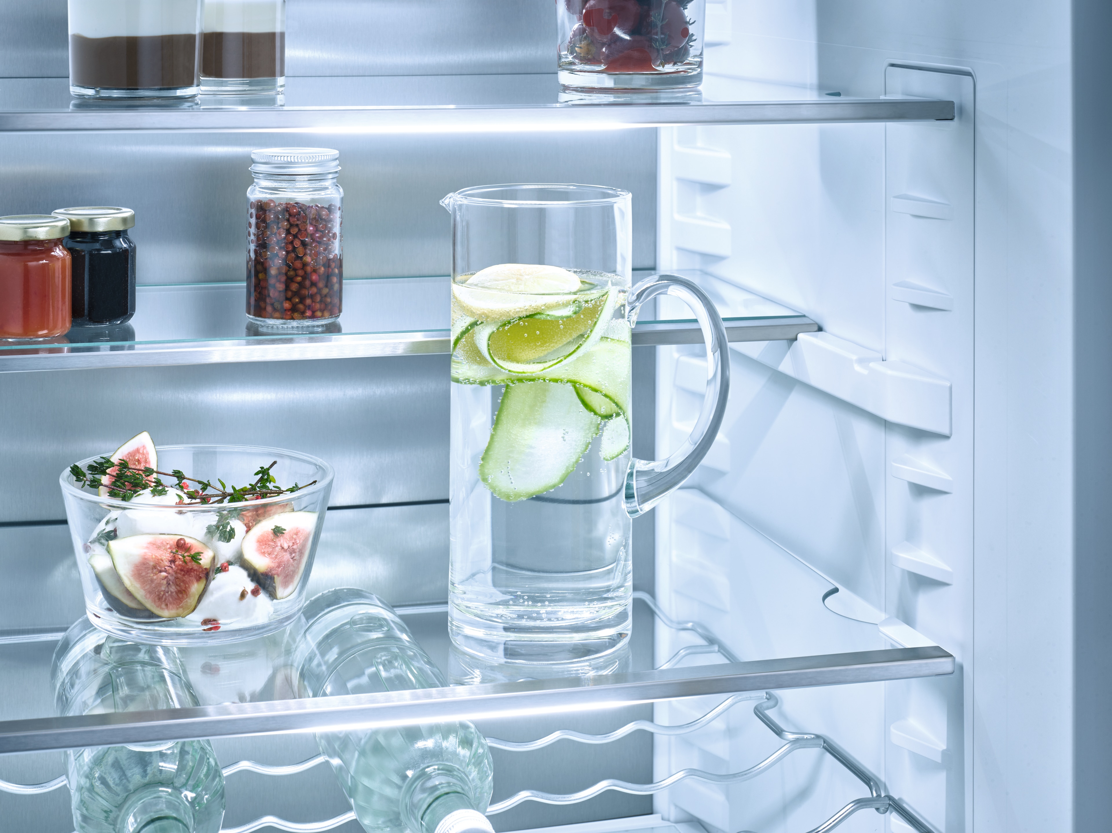 Jak wybrać lodówkę? 4 Dzielona półka FlexiBoard w lodówce Miele