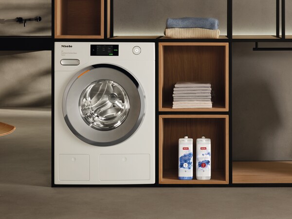 Pralni stroj Miele z avtomatskim dozirnim sistemom TwinDos, pralno sredstvo UltraPhase in obleka