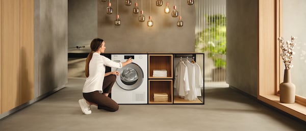 O femeie reglează setările unui uscător Miele cu EcoDry