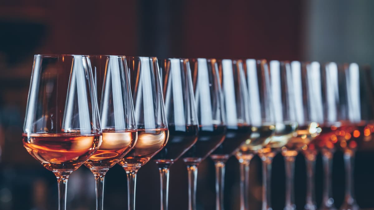 Bicchieri di vino mezzi pieni in fila