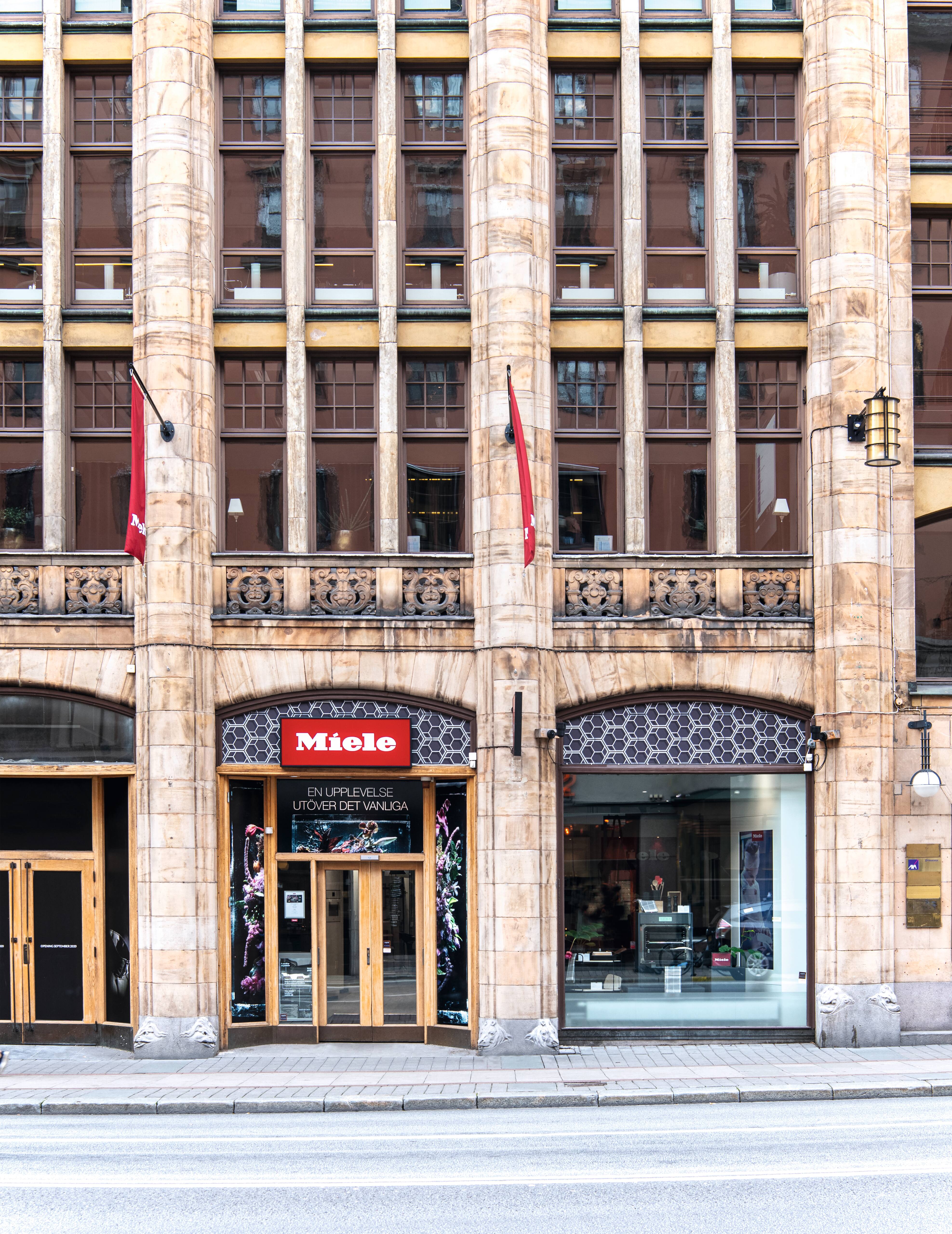 Fasaden på ett Miele-utställningsrum med stora skyltfönster.
