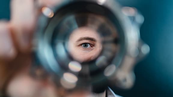 Un technicien regarde à travers une pièce de machine ronde