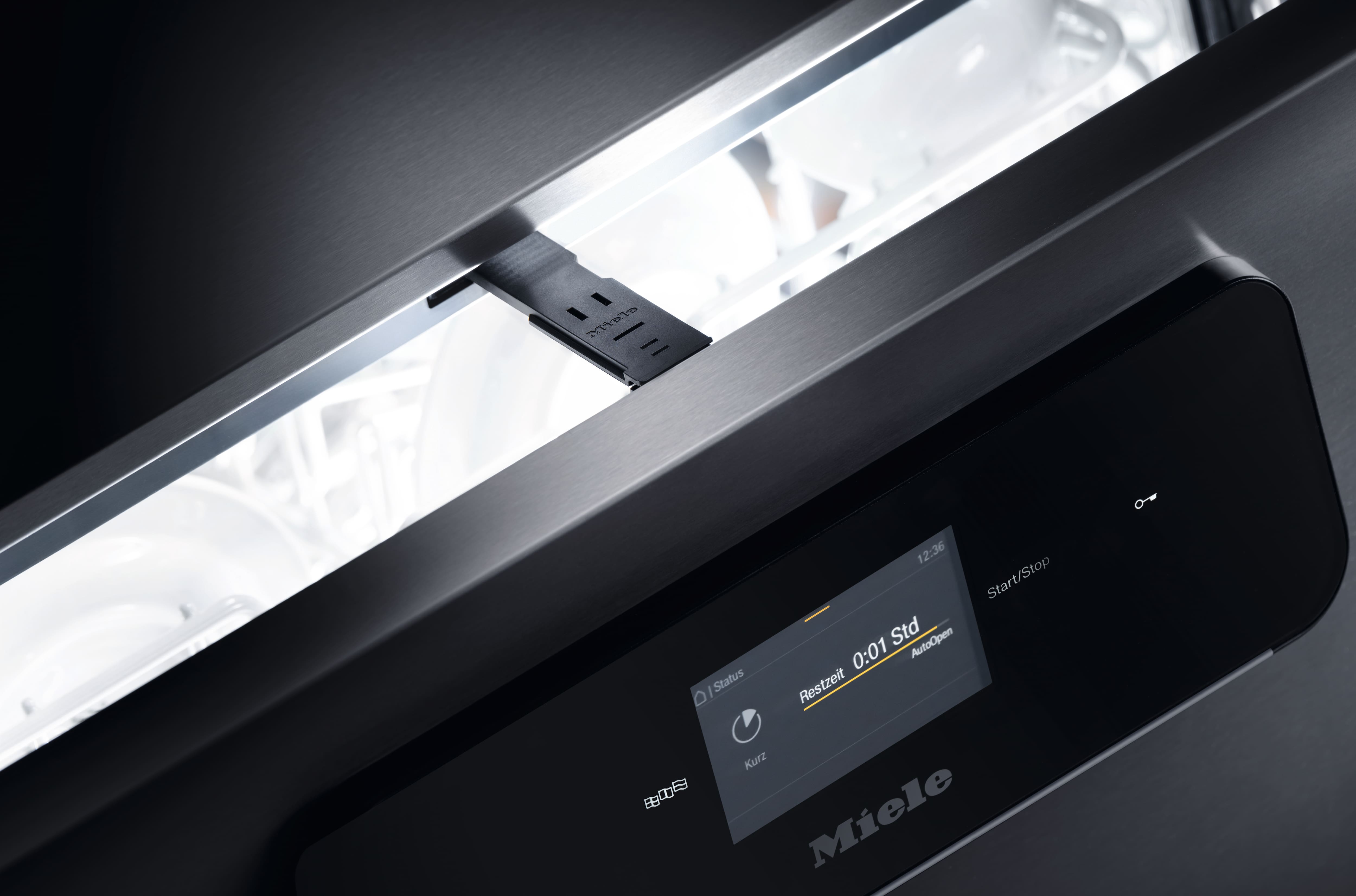 Automaticky otevřená myčka Miele Professional MasterLine s dotykovým displejem a indikací s časovačem