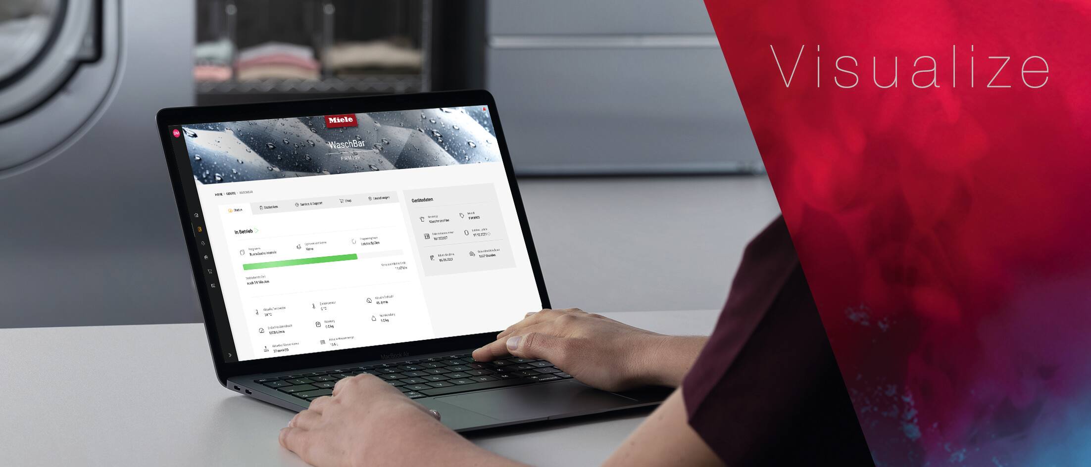 Person arbeitet auf einen Laptop mit der Plattform Miele MOVE, im Hintergrund sind Waschmaschinen