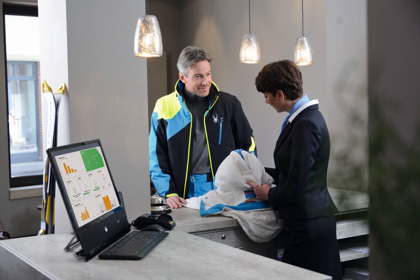 Eine Rezeptionistin inspiziert ein Wäschestück in einem Hotel