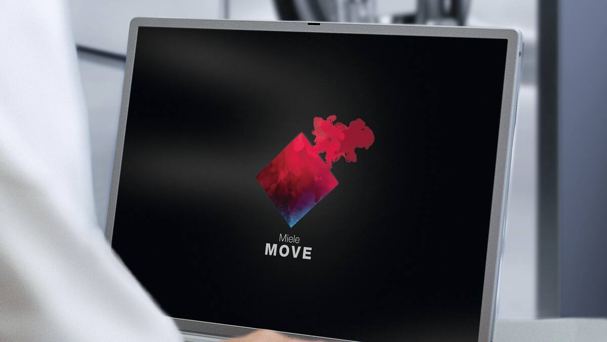Una persona con un portátil, la pantalla muestra el logotipo de Miele MOVE.