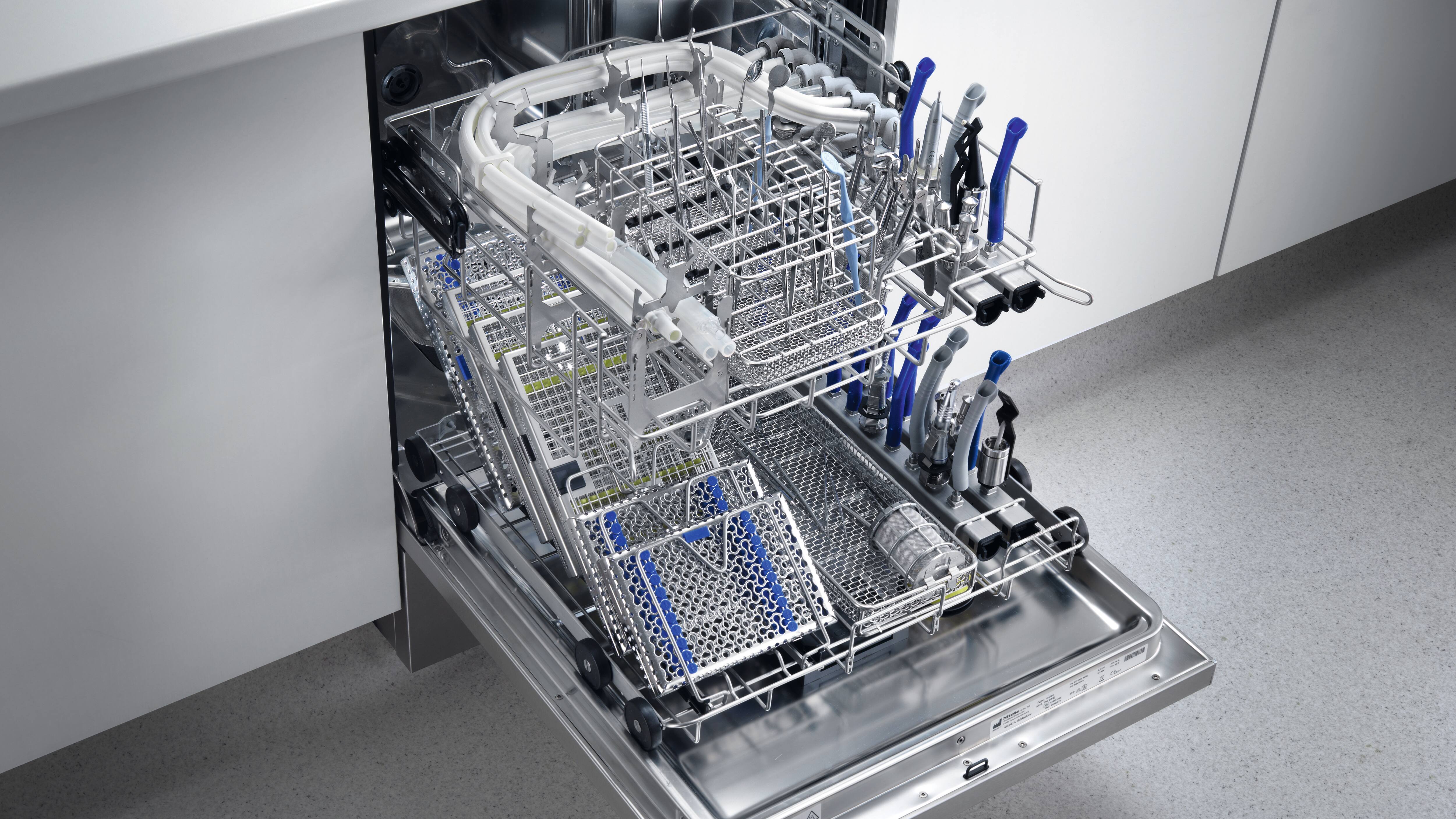 Βοηθός ιατρού στέκεται μπροστά από το πλυντήριο απολύμανσης