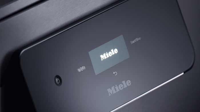 Se muestra el moderno display táctil de un lavavajillas de Miele Professional