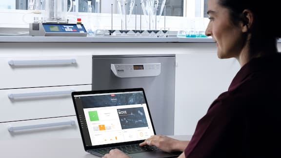 Tecnico di laboratorio usa Miele MOVE sullo schermo di un computer
